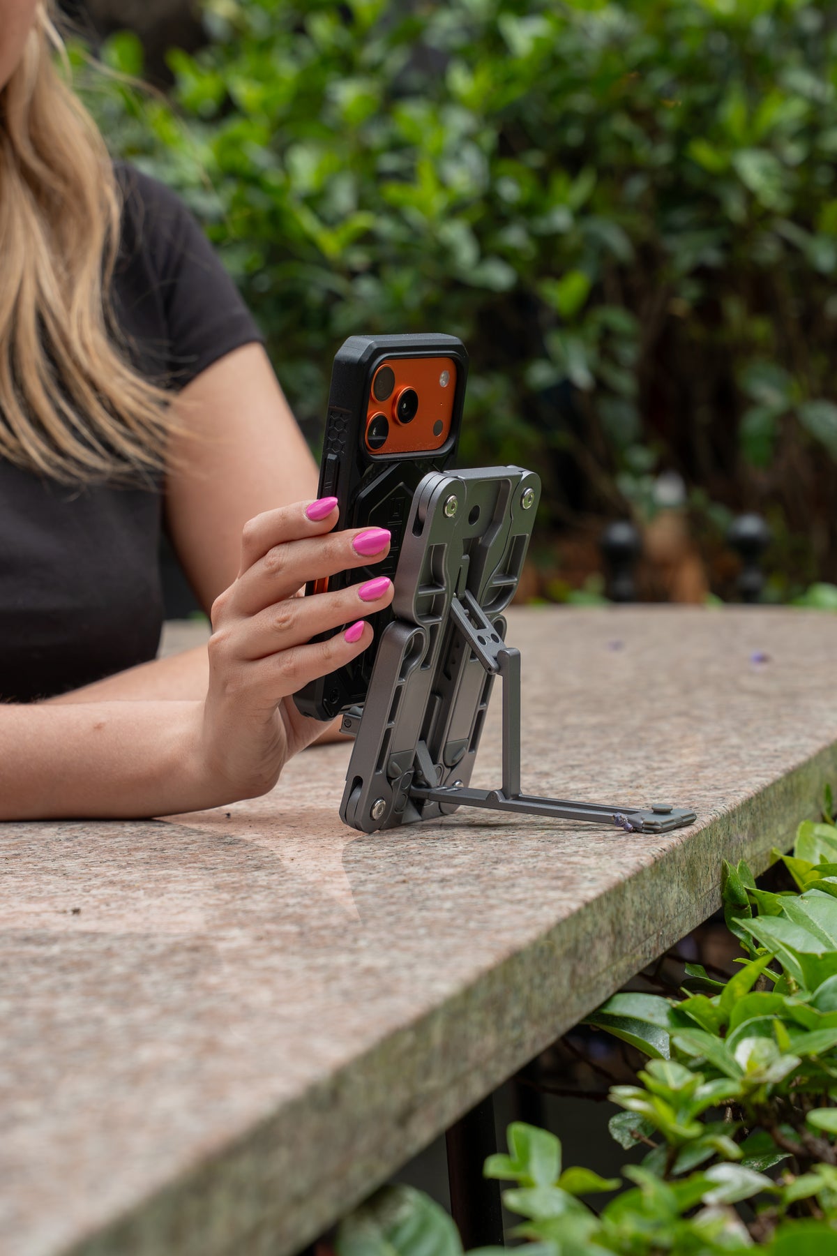 Phone held on INNOVIO Flexi Go
