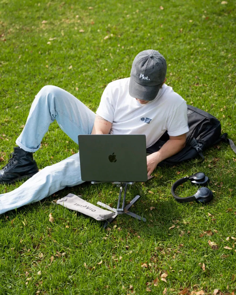 INNOVIO Dual Pro holding a laptop at a desk
